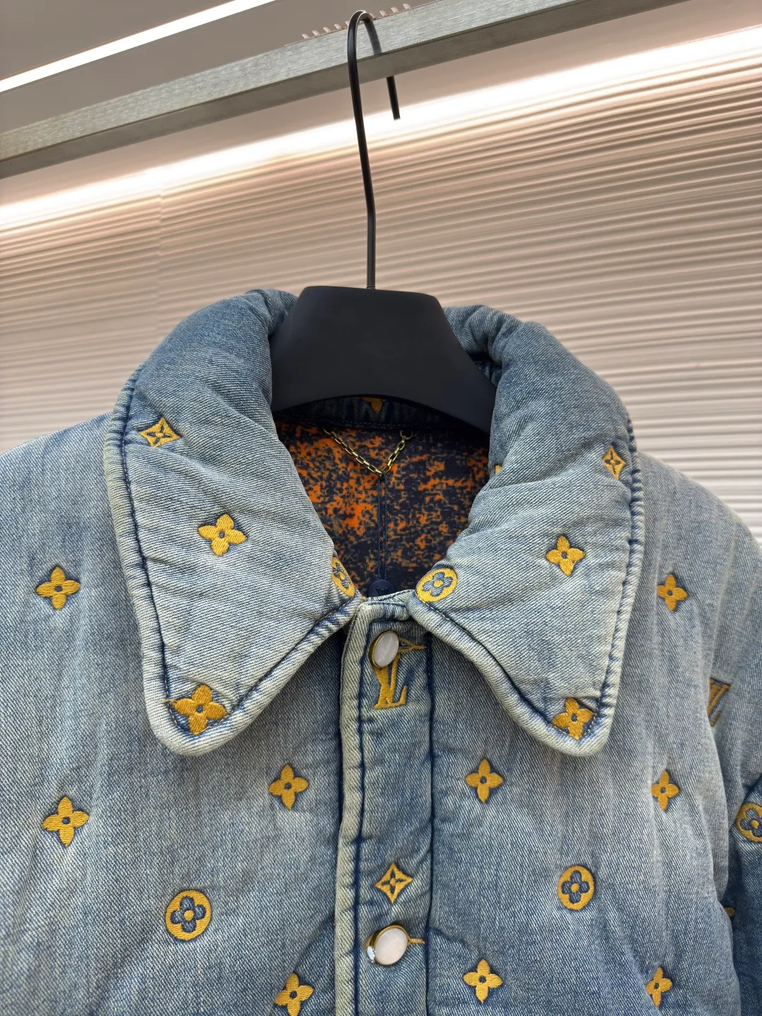 LOUIS VUITTON padded denim jacket-style shirt ●Authentic product: purchased and developed for 35999 ●Item number: 1680499-D10 ●Material: denim fabric ●Technology: washed production ●Version: fitted version ●Weight: about 1795 grams ●Size: 46-48-50-52 ●Description: This padded denim jacket-style shirt comes from the 2024 spring and summer show, decorated with a full-frame Monogram Quilted effect embroidery. The washed effect gives a soft and distressed look, adding a unique touch to winter outings. The overall wiring is straight and delicate, the fabric is comfortable and soft, and the color is consistent without color difference. It can be matched with the same style to create a fashionable look and control various occasions. Customized accessories, complete with three standards, same style for men and women!